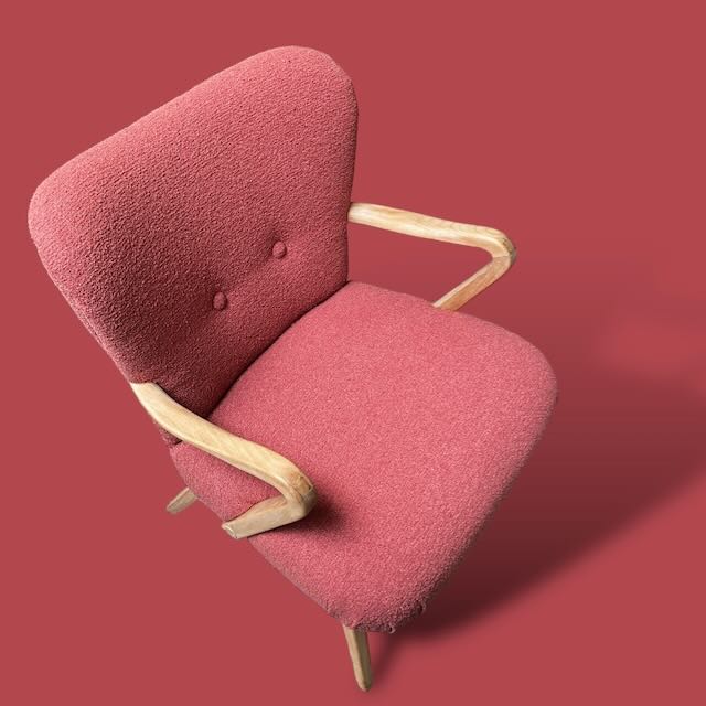 Stoeltje met koraal roze boucle stof