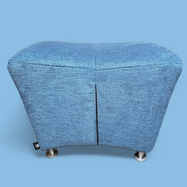 Kringloop voetenbankje omgetoverd met warm-blauwe stof 
