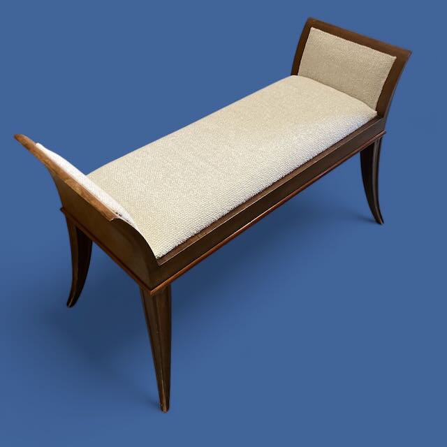 Oud bedbankje met Kvadrat stof bekleed.