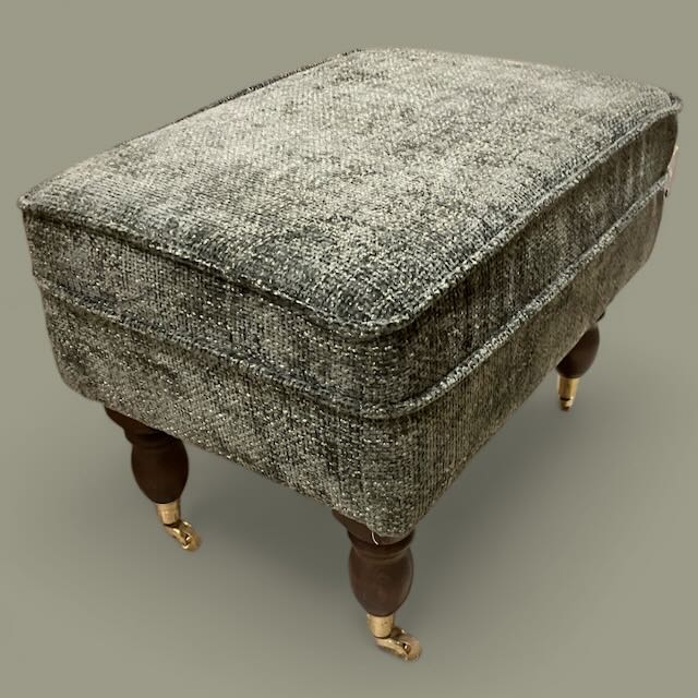 Hocker met de zelfde stof als oorstoel
