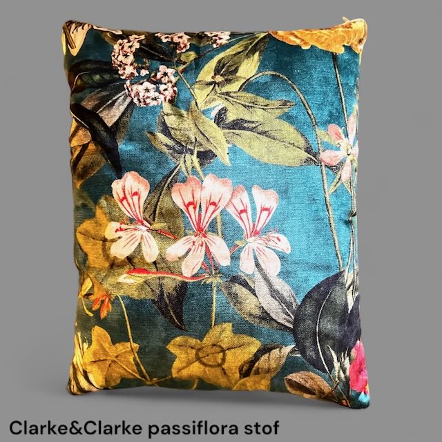 Sierkussen met Clarke&Clarke stof passiflora