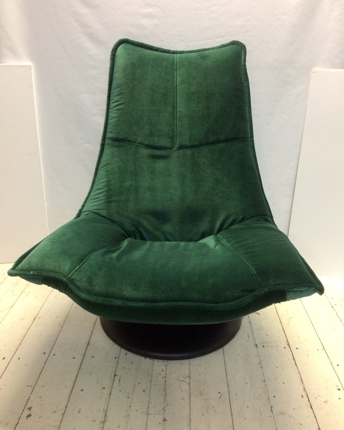Design fauteuil van rood leer naar groen velours Meubelstoffering ManonRuijgrokDesign