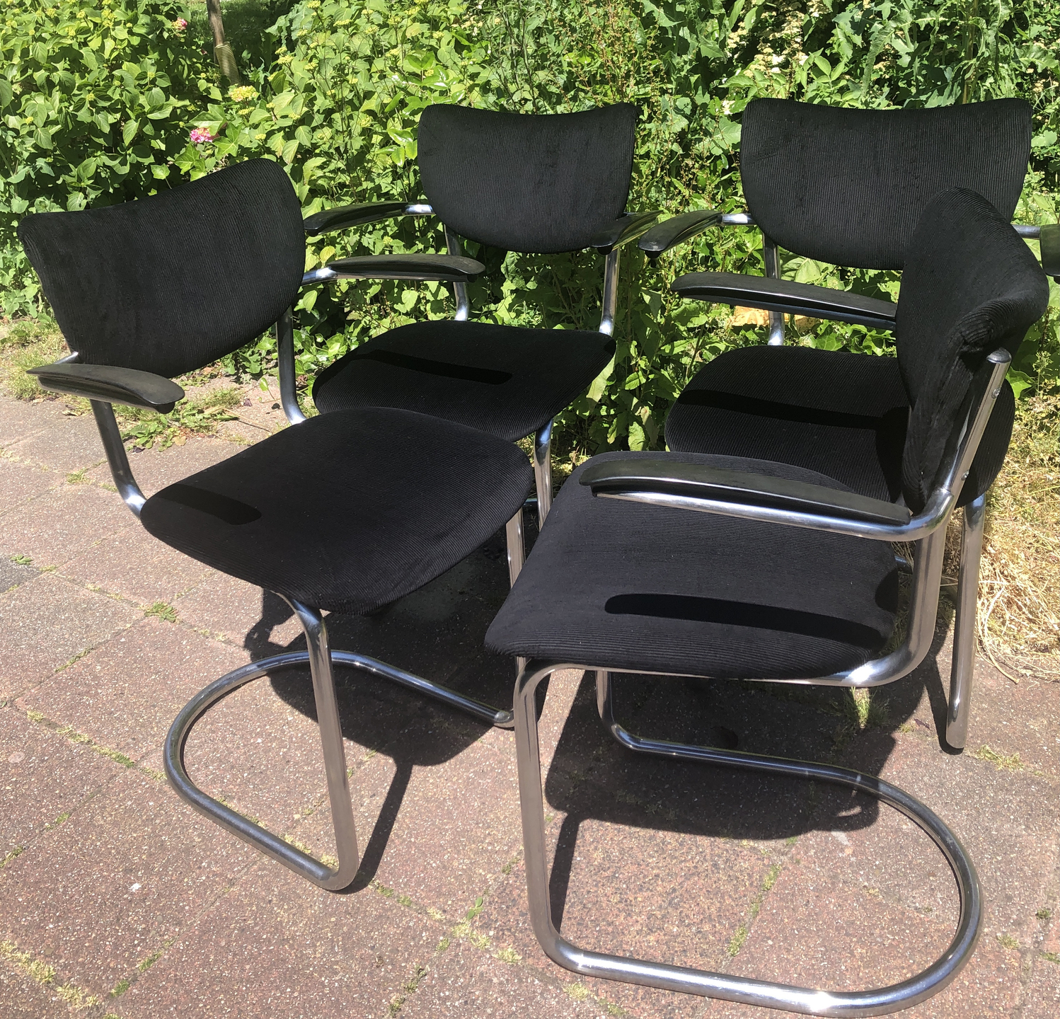 Gispen stoelen met nieuwe zwarte Keymer stof Meubelstoffering ManonRuijgrokDesign
