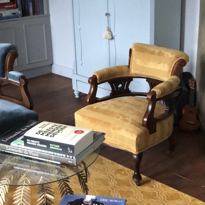 Klassieke fauteuil met warm gele stof Meubelstoffering ManonRuijgrokDesign