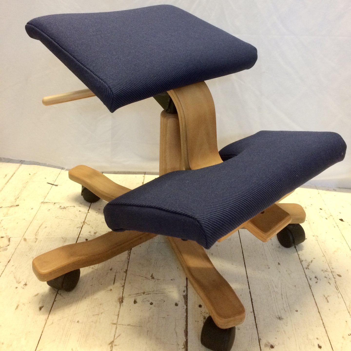 stokke stoel met kvadrat stof donkerblauw Meubelstoffering ManonRuijgrokDesign