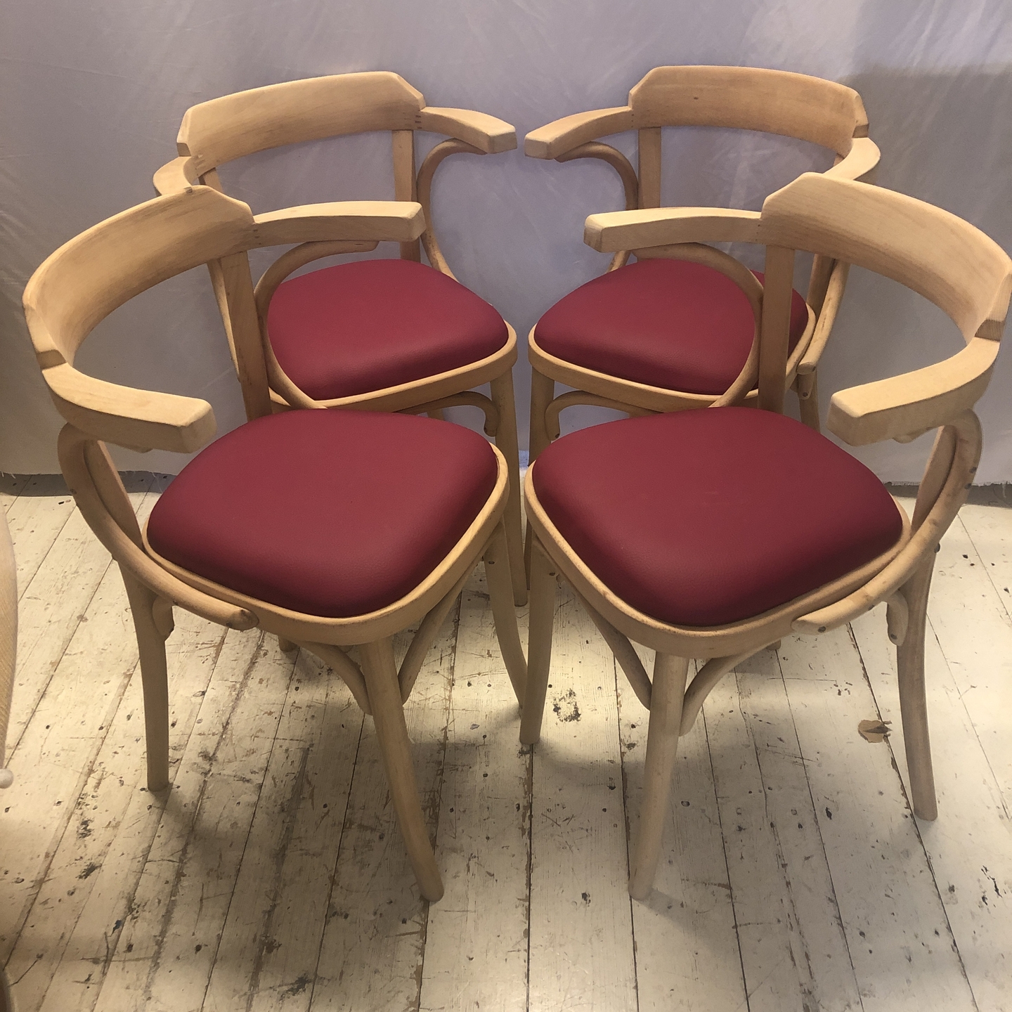 Thonet cafe stoelen met fuchsia skai bekleed Meubelstoffering ManonRuijgrokDesign